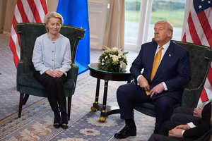 Tổng thống Mỹ Donald Trump (phải) và Chủ tịch EC Ursula von der Leyen.
