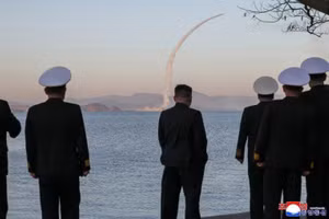 Nhà lãnh đạo Kim Jong Un cùng quan chức quốc phòng cấp cao và các chỉ huy hải quân Triều Tiên quan sát cuộc thử nghiệm, ngày 14/4/2026.