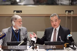 Cố vấn đặc biệt của tổng thống Brazil, Celso Amorim (trái), và Ngoại trưởng Trung Quốc Vương Nghị đồng chủ trì cuộc họp cấp bộ trưởng của nền tảng “Những người bạn của hòa bình” tại Đại hội đồng LHQ ở New York, ngày 27/9/2024.
