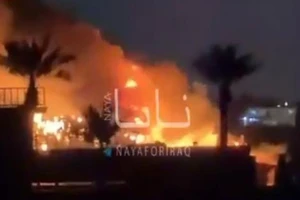 Căn cứ Victoria của Mỹ ở Baghdad, Iraq, bốc cháy dữ dội sau cuộc tấn công UAV, ngày 21/3/2026.