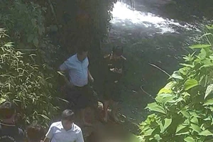 Lực lượng chức năng vớt thi thể nạn nhận tại thác nước Trăng thuộc xã Nhân Mỹ, huyện Tân Lạc.