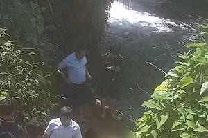 Lực lượng chức năng vớt thi thể nạn nhận tại thác nước Trăng thuộc xã Nhân Mỹ, huyện Tân Lạc.