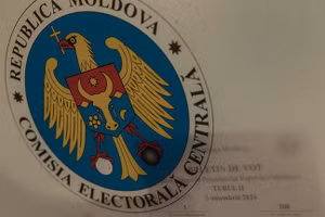 Thùng phiếu có biểu tượng của CEC.