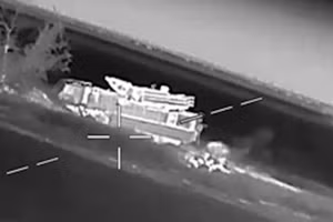Hệ thống phòng không Pantsir-S2 Nga bị phá hủy trong một cuộc tấn công UAV của Ukraine, ngày 22/6/2026.