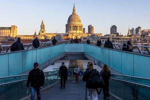 Lạm phát cao và tăng trưởng thấp khiến mức sống ở Anh ngày càng suy giảm.