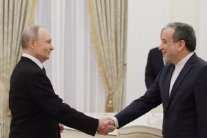 Tổng thống Nga Vladimir Putin (trái) và Ngoại trưởng Iran Abbas Araghchi.