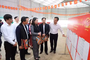 Phó Chủ tịch nước Võ Thị Ánh Xuân kiểm tra công tác chuẩn bị bầu cử tại bản Buổn, phường Chiềng Cơi.