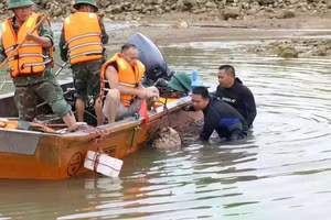 Lực lượng Công binh đang trục vớt vật nổ dưới hạ lưu Thủy điện Hoà Bình.