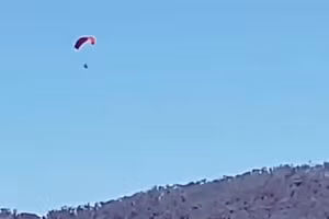 Người di cư nhảy dù lượn qua hàng rào biên giới kiên cố từ Morocco vào châu Âu, ngày 6/10/2025.