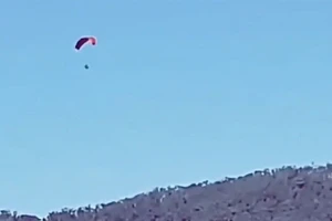 Người di cư nhảy dù lượn qua hàng rào biên giới kiên cố từ Morocco vào châu Âu, ngày 6/10/2025.