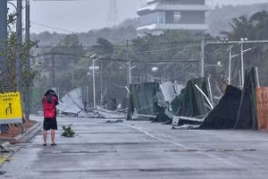 Do ảnh hưởng của bão Kajiki, Trung Quốc đã đóng cửa các điểm du lịch, các doanh nghiệp và tạm ngừng giao thông công cộng ở thành phố Tam Á. 