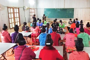 Các học viên người dân tộc thiểu số tham gia lớp học xoá mù chữ.