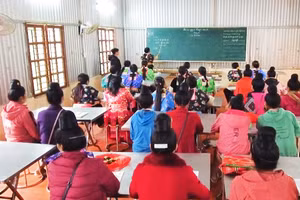 Các học viên người dân tộc thiểu số tham gia lớp học xoá mù chữ.