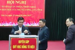 Lãnh đạo tỉnh Sơn La quyên góp Quỹ học bổng Tô Hiệu.