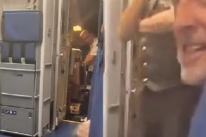 Hành khách sốc khi cơ phó của hãng hàng không Delta Airlines bị nhân viên hải quan ập vào buồng lái bắt giữ chỉ vài phút sau khi máy bay đáp xuống San Francisco, ngày 27/7/2025.