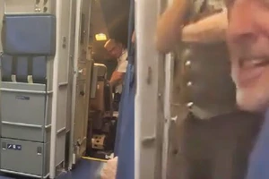 Hành khách sốc khi cơ phó của hãng hàng không Delta Airlines bị nhân viên hải quan ập vào buồng lái bắt giữ chỉ vài phút sau khi máy bay đáp xuống San Francisco, ngày 27/7/2025.