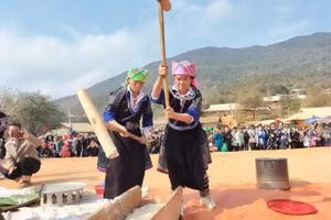 Người dân xã Ngọc Chiến, tỉnh Sơn La giã bánh giày trong ngày hội hoa Sơn Tra.