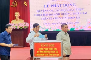 Lãnh đạo tỉnh Sơn La ủng hộ người dân bị ảnh hưởng mưa lũ vừa qua.