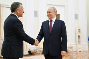 Tổng thống Nga Vladimir Putin (phải) và Đặc phái viên Mỹ Steve Witkoff.