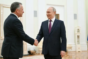 Tổng thống Nga Vladimir Putin (phải) và Đặc phái viên Mỹ Steve Witkoff.