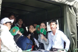 Các em học sinh ở xã An Sơn (huyện Kiên Hải, tỉnh Kiên Giang) vượt hơn 90km đường biển vào đất liền đi thi tốt nghiệp THPT năm 2025. Ảnh: Minh Hoàng.