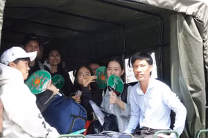 Các em học sinh ở xã An Sơn (huyện Kiên Hải, tỉnh Kiên Giang) vượt hơn 90km đường biển vào đất liền đi thi tốt nghiệp THPT năm 2025. Ảnh: Minh Hoàng.