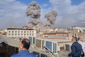 Những đám khói bốc lên cao sau một cuộc tấn công của Israel nhằm vào Iran, ngày 28/2.