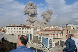 Những đám khói bốc lên cao sau một cuộc tấn công của Israel nhằm vào Iran, ngày 28/2.