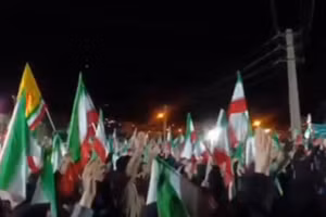 Người biểu tình xuống đường ở Tehran để phản đối cuộc chiến của Mỹ và Israel, ngày 5/4/2026.