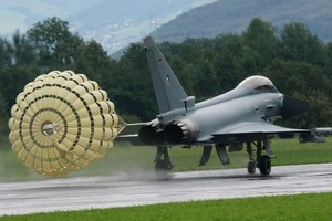 Máy bay chiến đấu Eurofighter Typhoon của Không quân Hoàng gia.