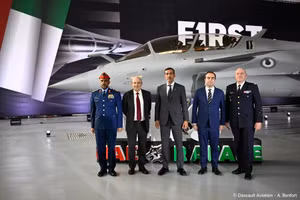 CEO Eric Trappier đứng giữa Bộ trưởng Lực lượng vũ trang Pháp Sebastien Lecornu và Bộ trưởng Bộ Quốc phòng UAE, Mohamed Bin Mubarak Fadel Al Mazrouei.