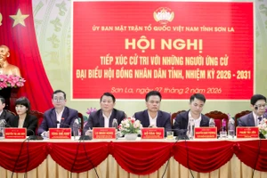 Các đại biểu tiếp xúc cử tri tại Bộ Chỉ huy Quân sự tỉnh Sơn La.