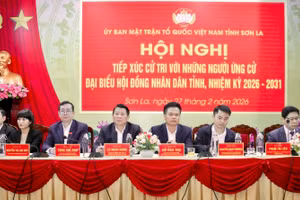 Các đại biểu tiếp xúc cử tri tại Bộ Chỉ huy Quân sự tỉnh Sơn La.