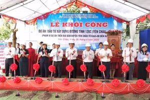 Các đại biểu thực hiện nghi thức khởi công dự án.