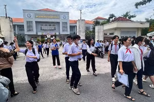 Thí sinh kết thúc môn thi Ngữ Văn tại một điểm thi ở TP Cao Lãnh (Đồng Tháp). Ảnh: Hữu Nghĩa