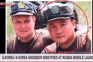 NIS công bố bức ảnh ông Kim Jong-sik chụp cùng một người lính Nga tại bãi phóng KN-23 gần Donetsk, trên mặt trận phía đông của Ukraine.