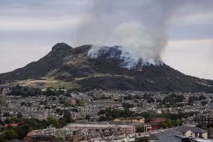 Cháy lớn bùng phát tại Arthur's Seat, một ngọn núi lửa nổi tiếng đang ngủ yên ở Edinburgh, ngày 10/8/2025.