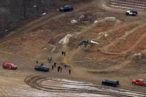 Sau khi va chạm trên không trung, hai trực thăng rơi xuống một cánh đồng ở Hammonton, ngày 28/12/2025.