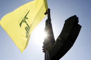 Một người ủng hộ Hezbollah cầm khẩu súng trường có cờ của tổ chức này trong một cuộc biểu tình ở Sanaa, Yemen, ngày 4/10/2024