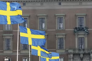 Cờ Thụy Điển tung bay bên ngoài Cung điện Hoàng gia Stockholm.
