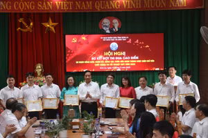 giám đốc Sở GD&ĐT tỉnh Sơn La tặng giấy khen cho các nhân có thành tích xuất sắc. 