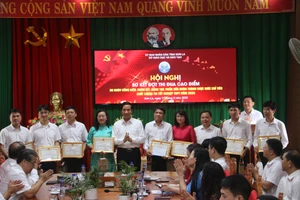 giám đốc Sở GD&ĐT tỉnh Sơn La tặng giấy khen cho các nhân có thành tích xuất sắc.