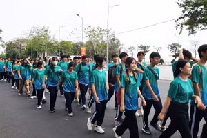 150 em học sinh đến từ 5 trường THPT trên địa bàn TP. Cần Thơ tham gia đi bộ đồng hành cự ly 1,5km nhằm lan tỏa đến cộng đồng trách nhiệm chung tay ứng phó biến đổi khí hậu. (Ảnh: Minh Hoàng)