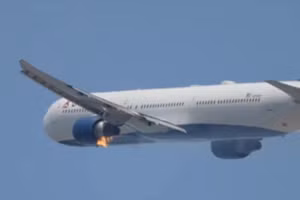 Một trong những động cơ máy bay Boeing bốc cháy khi đang cất cánh.