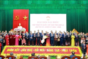 Các đại biểu tặng hoa chúc mừng Ủy ban MTTQ Việt Nam tỉnh Sơn La khóa XVI, nhiệm kỳ 2025-2030.