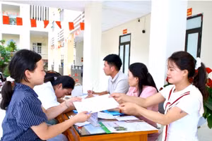 Học sinh làm thủ tục đăng ký thi.