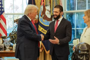 Tổng thống Mỹ Donald Trump (trái) và Tổng thống Syria Ahmad al-Sharaa.