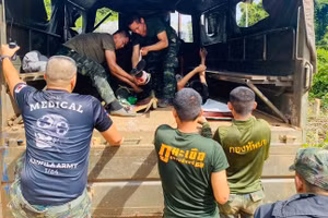 Hai binh sĩ Thái Lan bị thương do trúng mìn khi đang tuần tra gần biên giới Thái Lan-Campuchia, ngày 10/11/2025.