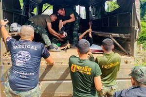 Hai binh sĩ Thái Lan bị thương do trúng mìn khi đang tuần tra gần biên giới Thái Lan-Campuchia, ngày 10/11/2025.