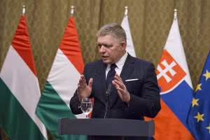 Thủ tướng Slovakia Robert Fico phát biểu với giới truyền thông trong buổi họp báo chung với Thủ tướng Hungary Viktor Orban tại Bratislava, ngày 22/1/2025.
